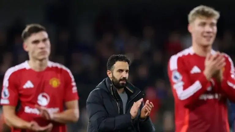 Manchester United : Amorim Pertimbangkan Ubah Formasi