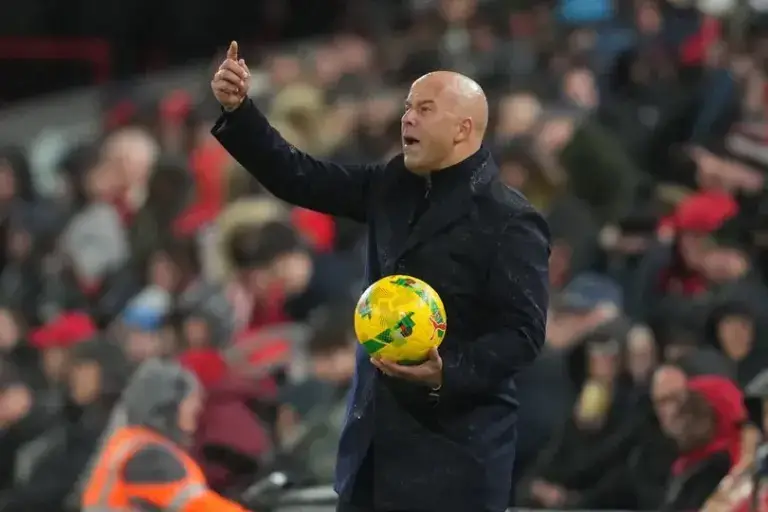 Liverpool Terpuruk Usai Juara: Krisis Identitas di Era Arne Slot