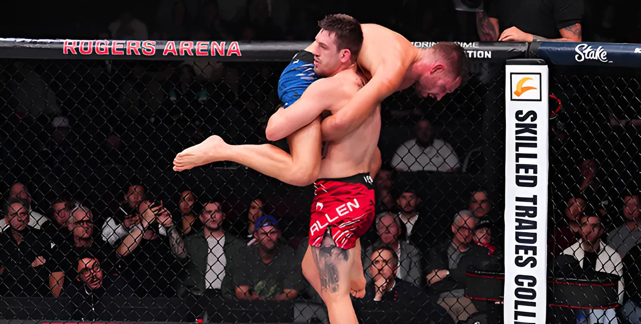 Brendan Allen vs Reinier de Ridder di posisi atas saat pertarungan UFC Vancouver 2025