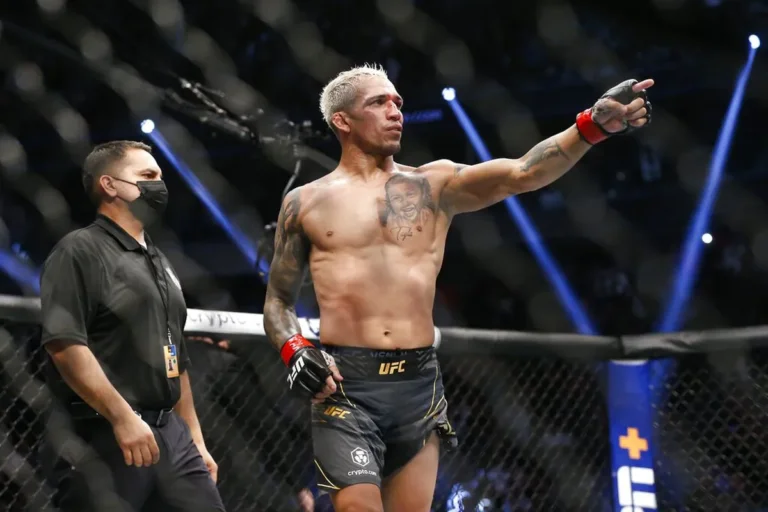 Charles Oliveira Kalahkan Gamrot Lewat Rear-Naked Choke di UFC Fight Night Rio