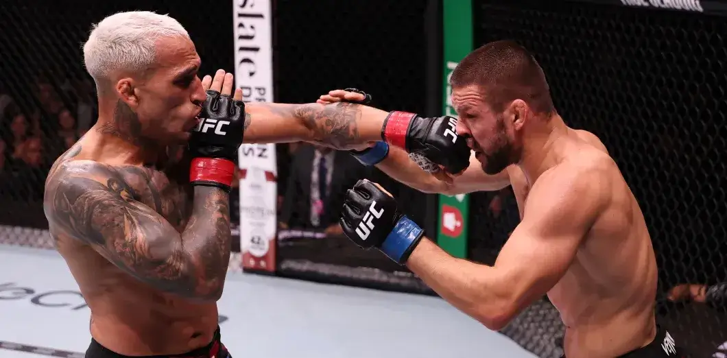 Charles Oliveira mendaratkan pukulan ke Mateusz Gamrot dalam pertarungan UFC Fight Night Rio 2025 di Farmasi Arena.