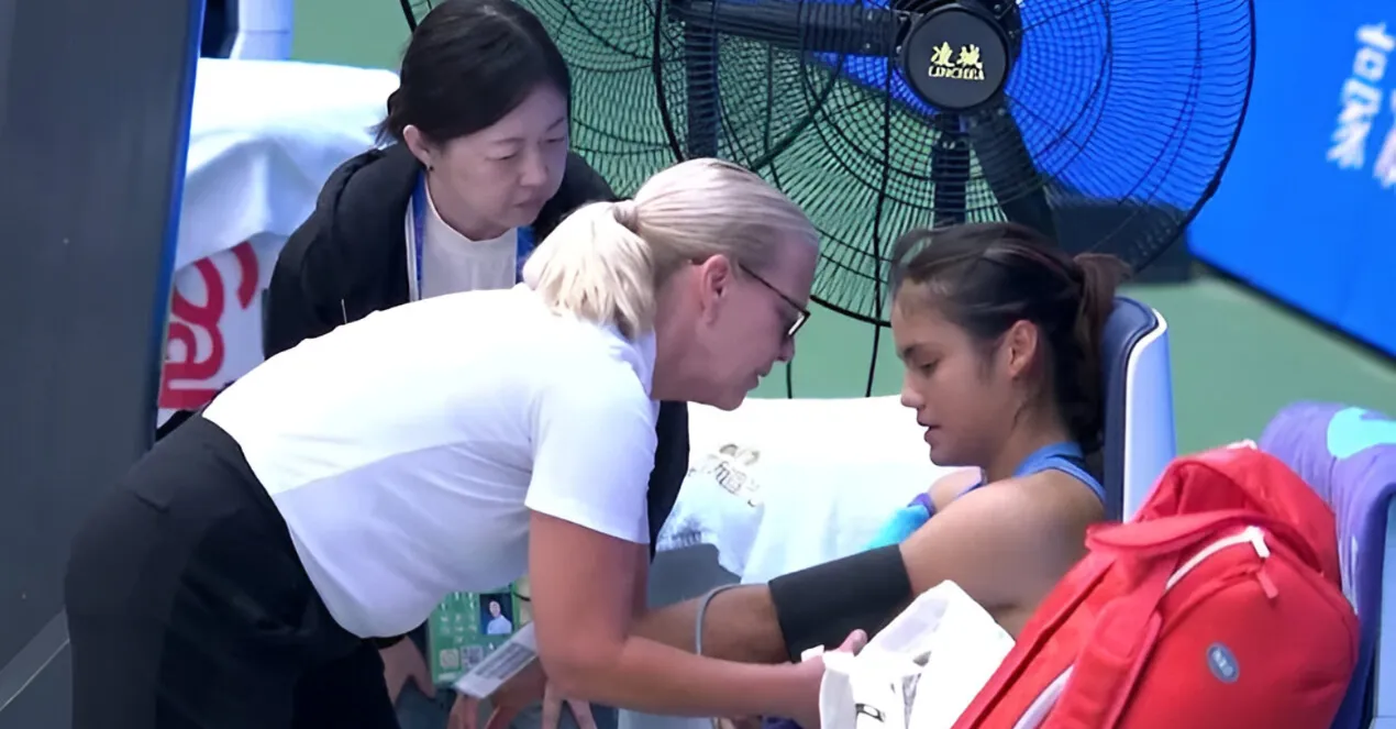 Emma Raducanu menerima perawatan medis setelah mundur karena sakit dalam pertandingan melawan Ann Li di Wuhan Open 2025.