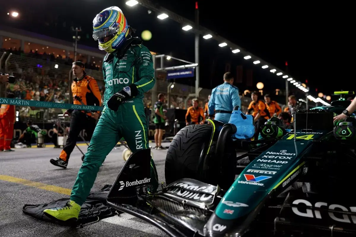 Fernando Alonso dari Aston Martin Racing saat musim Formula 1 2025. Foto oleh Gleen Dunbar/LAT Images via Getty Images.