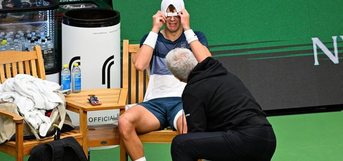 Holger Rune menerima perawatan medis di pinggir lapangan setelah mengalami cedera serius saat pertandingan tenis