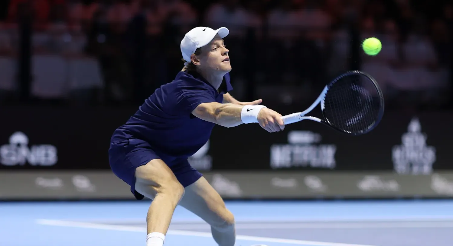 Jannik Sinner mengembalikan bola dalam final Six Kings Slam 2025 melawan Carlos Alcaraz di Riyadh