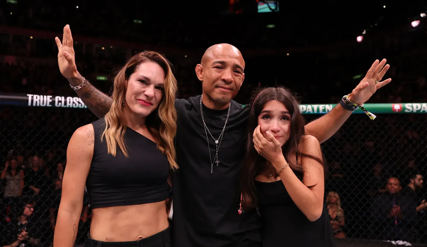 Jose Aldo bersama istri dan putrinya menerima penghormatan emosional di oktagon saat upacara pensiun UFC Rio 2025.