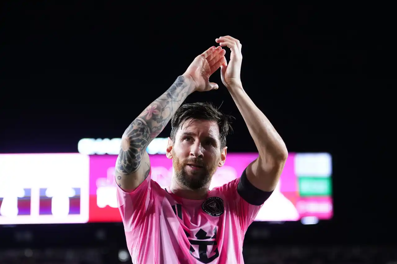 Lionel Messi memberikan tepuk tangan kepada para suporter usai laga Inter Miami.