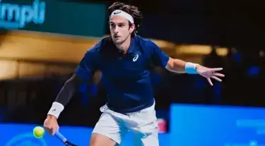 Lorenzo Musetti Tampil Solid di Awal Vienna Open 2025