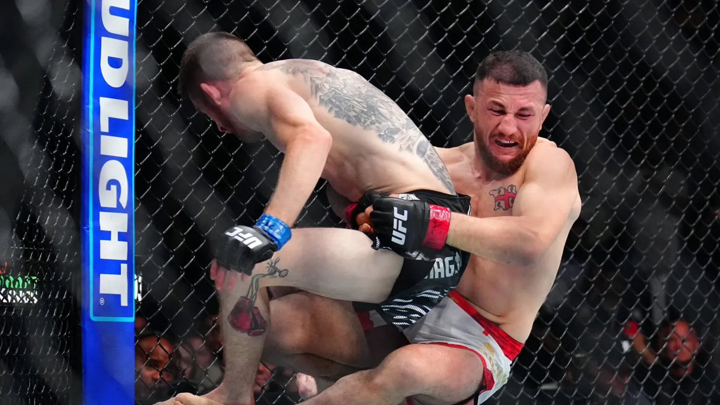 Aksi takedown Merab Dvalishvili vs Cory Sandhagen dalam pertarungan UFC 320