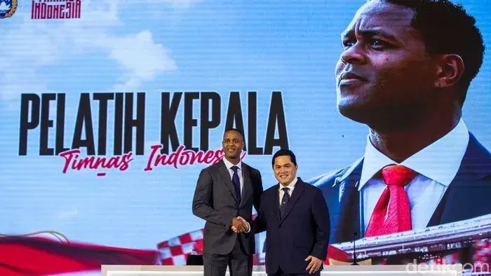 Patrick Kluivert bersama Ketua Umum PSSI Erick Thohir, resmi diangkat sebagai pelatih kepala Timnas Sepak Bola Senior Indonesia. Foto: Rifkianto Nugroho