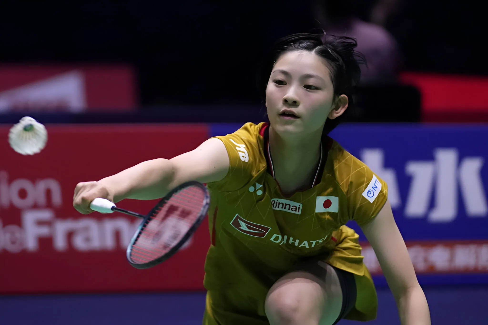 Tomoka Miyazaki asal Jepang beraksi melawan Nesilhan Arin dari Turki pada babak pertama tunggal putri Kejuaraan Dunia Bulu Tangkis di Paris, Selasa (26/8/2025). (AP)