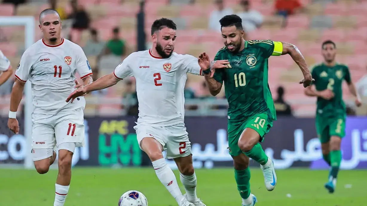 Salem Al-Dawsari dari Arab Saudi beraksi saat menghadapi Indonesia pada Kualifikasi Piala Dunia 2026. (Foto: Reuters)