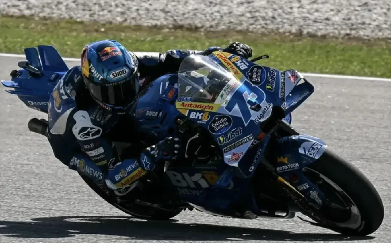 Alex Marquez, pembalap tim BK8 Gresini Racing MotoGP, beraksi pada MotoGP Malaysia 2025 di Sirkuit Internasional Sepang, 26 Oktober 2025. –Foto: Lillian Suwanrumpha/AFP