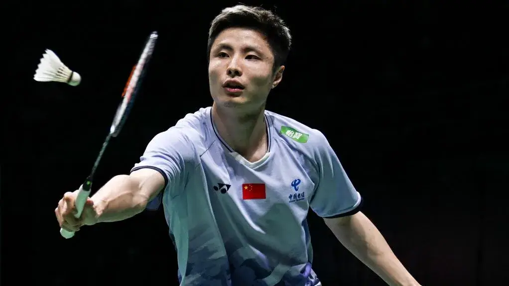 Shi Yuqi mengembalikan shuttlecock saat melawan Anders Antonsen di final tunggal putra Malaysia Open 2025