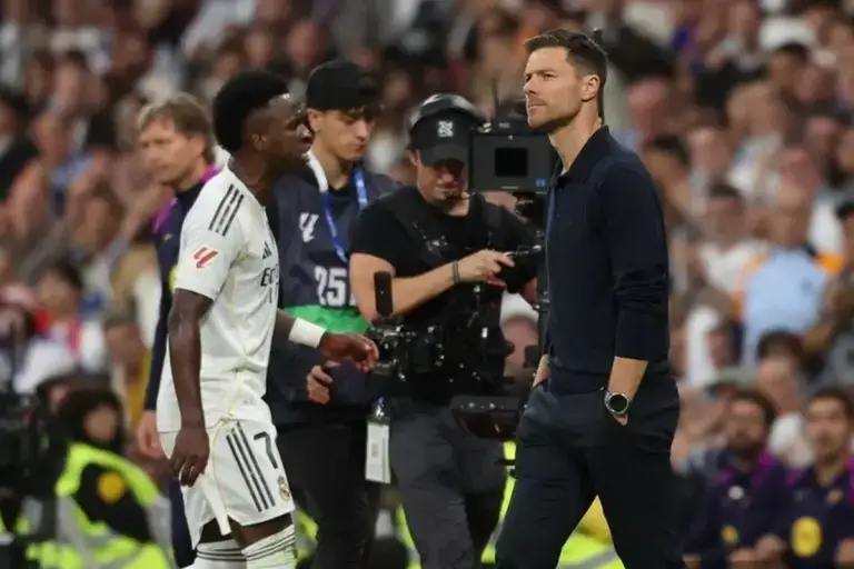 Xabi Alonso vs Vinícius: Hubungan Retak, Rencana Transfer ke Premier League Menguat