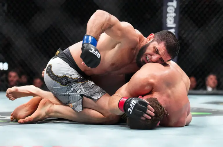 Islam Makhachev Menang di UFC 322, Resmi Jadi Juara Double Champ!