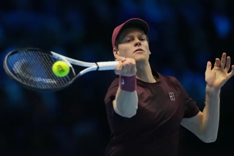 Sinner Kalahkan Zverev untuk Lolos ke Semifinal ATP Finals