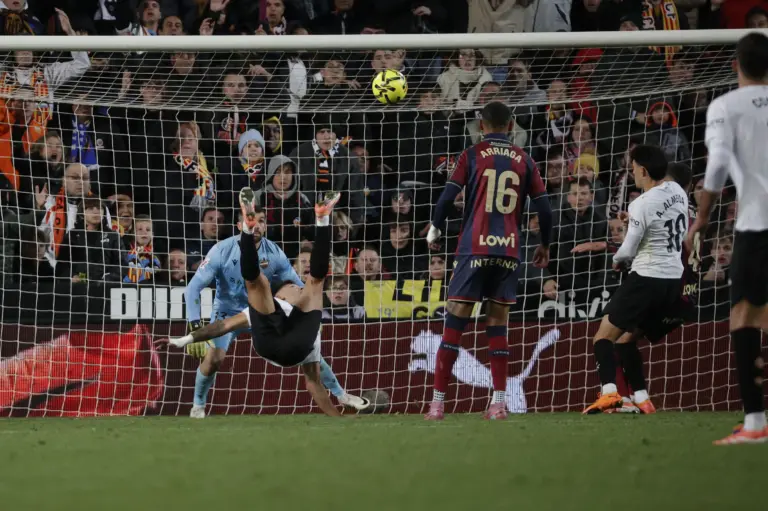 Valencia 1-0 Levante: Chilena Hugo Duro Selamatkan Los Che di Derby Valencia