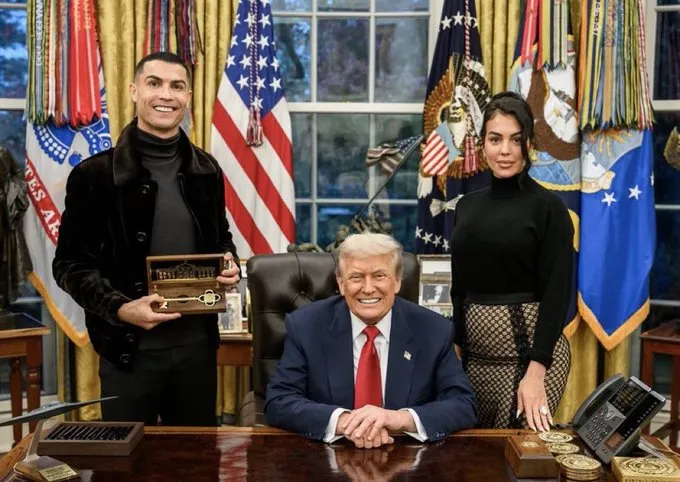 GOAT Siapa Menurut White House? Messi Tak Hadir, Ronaldo Bersalaman Dengan Trump