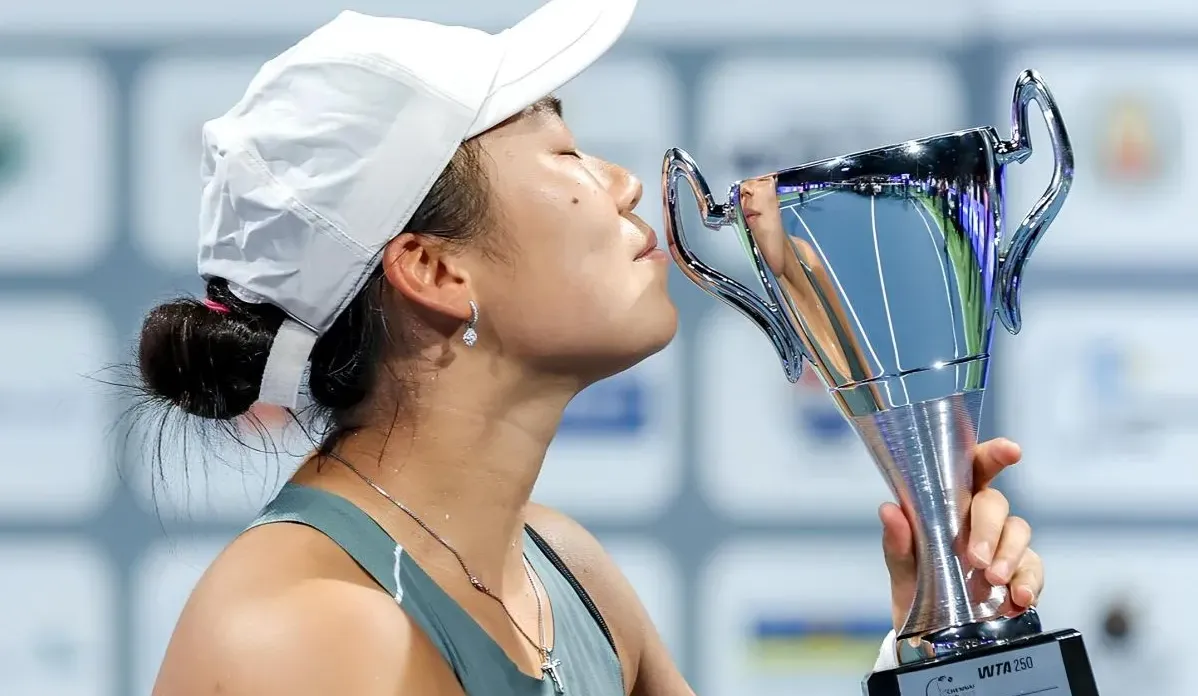 Janice Tjen mencium trofi juara WTA 250 Chennai Open 2025 setelah menang di final
