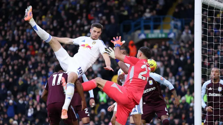 Leeds vs Aston Villa 1-2 : Suporter Turun ke Bench, Kursi Farke Makin Panas