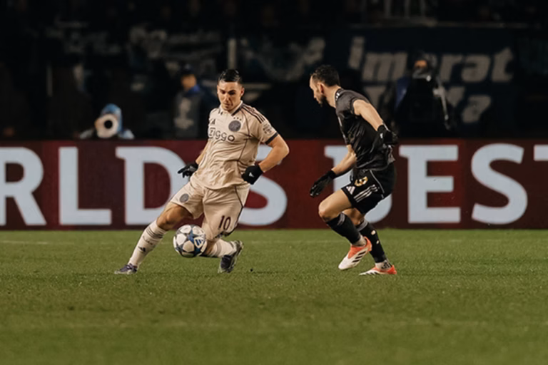 Comeback Gila di Baku, Ajax Taklukkan Qarabag 4–2 dan Raih Poin Perdana